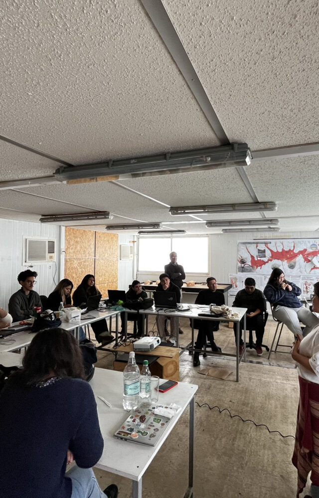 Este jueves 28 de agosto fuimos invitados por la Escuela de Arquitectura para contar nuestro trabajo. Asistimos al encuentro Sergio Medel y Gianina Dávila.