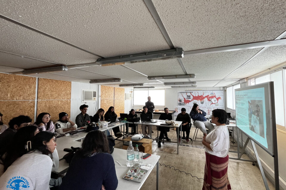 Este jueves 28 de agosto fuimos invitados por la Escuela de Arquitectura para contar nuestro trabajo. Asistimos al encuentro Sergio Medel y Gianina Dávila.